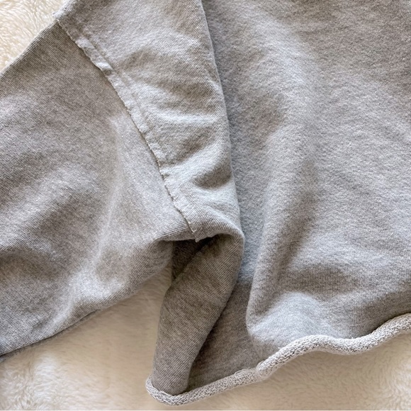 Cropped Sweatshirt 🩶 - Picture 6 of 7